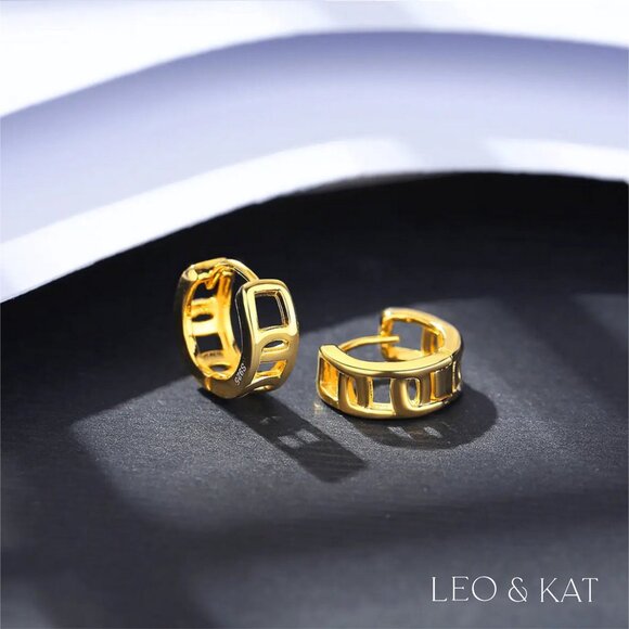 Gold Square Links Huggie Earrings. 925 Sterling Silver. #1024 - Picture 4 of 4